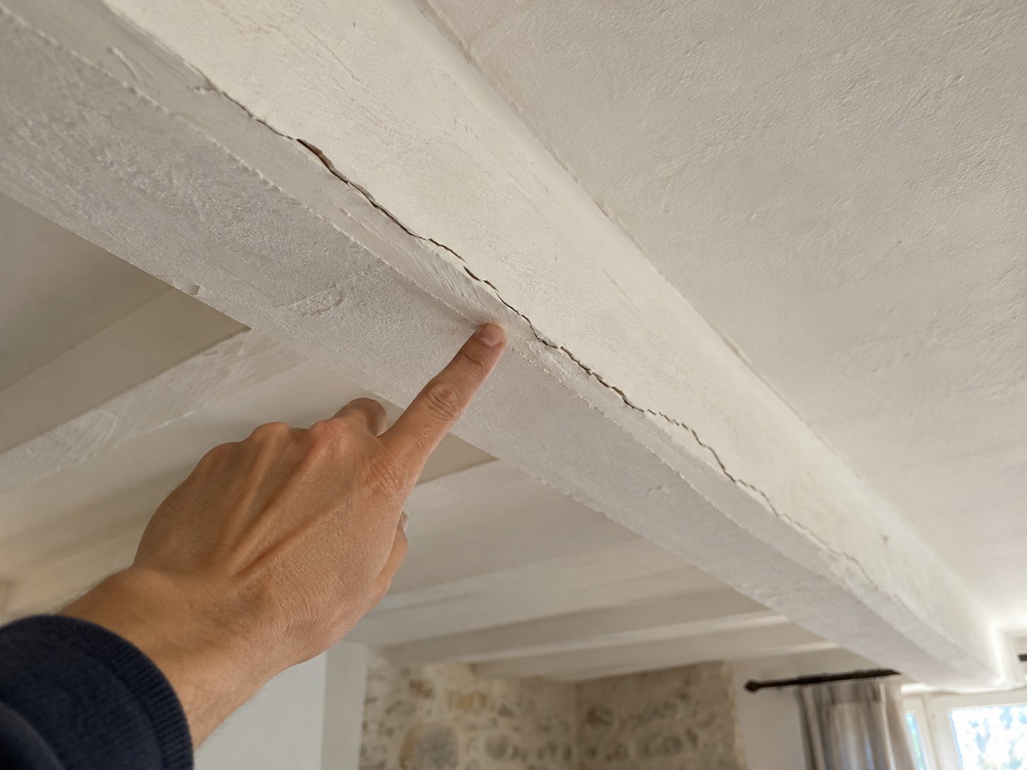 Fissure superficielle ou désordre structurel